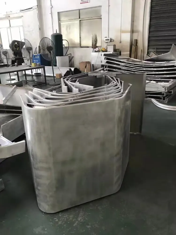 Panneau plein aluminium à double courbure avec style varié — Foshan Qi Aluminum Decorative Materials Co. Ltd