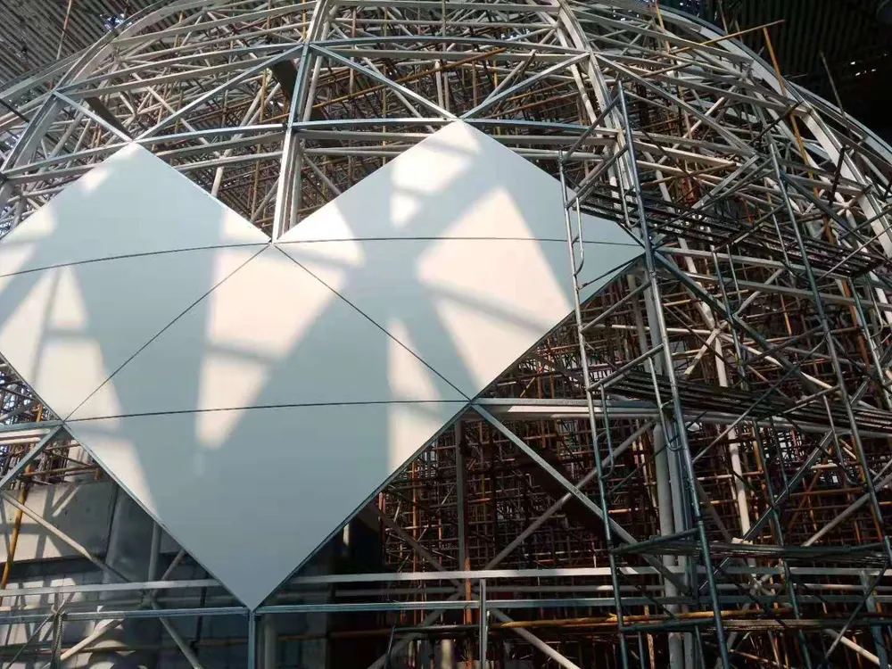 Fabricant de panneaux pleins aluminium à double courbure — Foshan Qi Aluminum Decorative Materials Co. Ltd