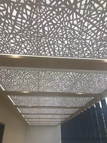 Panneau de façade alu perforé pour rideau métallique