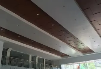 Panneaux de cloison murale perforés décoratifs en aluminium pour hôtel — Foshan Qi Aluminum Decorative Materials Co., Ltd