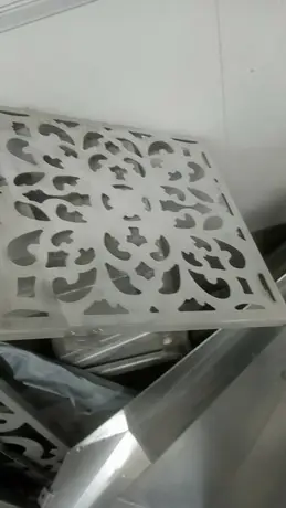 Derniers matériaux de construction décoratifs, plaques de plafond suspendues en aluminium anodisé 600 x 600, dalles de mashrabiya
