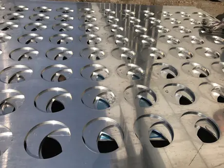 Fabricant de panneaux métalliques perforés en aluminium pour mur