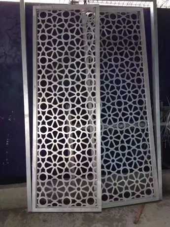 Nouveaux motifs feuilles décoratives perforées en aluminium