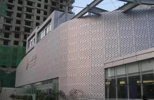 Panneaux métalliques perforés pour façade extérieure facile à installer matériau AA1050 — Foshan Qi Aluminum Decorative Materials Co., Ltd