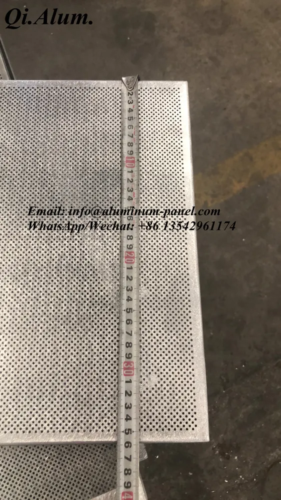 Fabricants de feuilles uniques en aluminium fluorocarbone, panneaux en aluminium perforé — Foshan Qi Aluminum Decorative Materials Co. Ltd