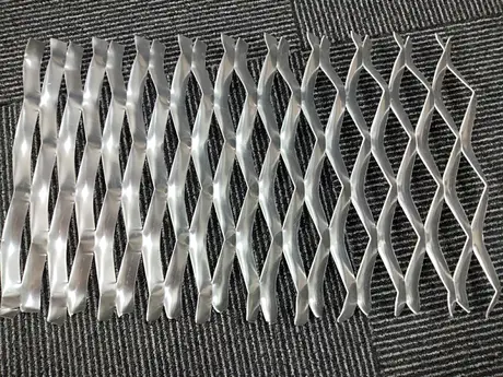 Mésh métallique en aluminium à revêtement PVDF, conception personnalisée, mésh aluminium vue 5
