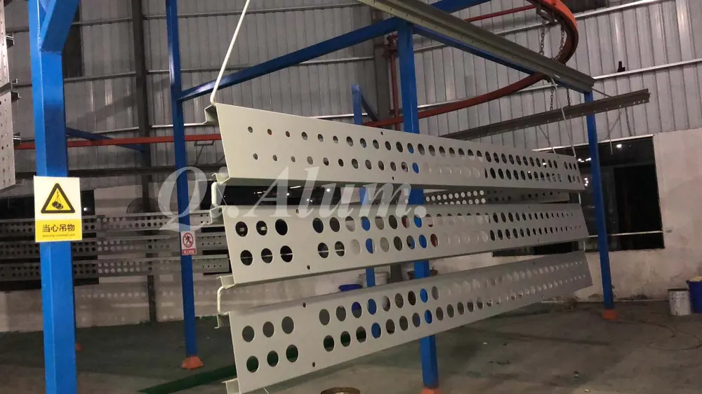 Panneau perforé aluminium peint PPG — Foshan Qi Aluminum Decorative Materials Co. Ltd