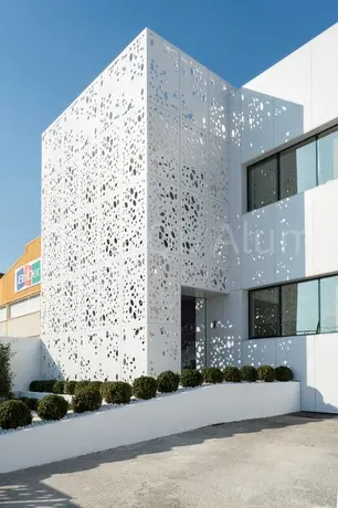 Panneau métallique décoratif extérieur en aluminium perforé à découpe laser pour rideau de façade, mur d'art de haute qualité