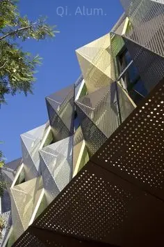 Style design Moderne Bâtiment Prix Panneau de rideau métallique 3D sculpté en aluminium vue 4