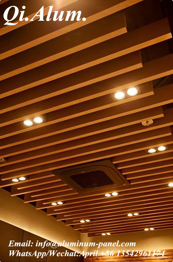 Système de plafond suspendu linéaire en bois gravé en aluminium plafond suspendu accroché — Foshan Qi Aluminum Decorative Materials Co. Ltd