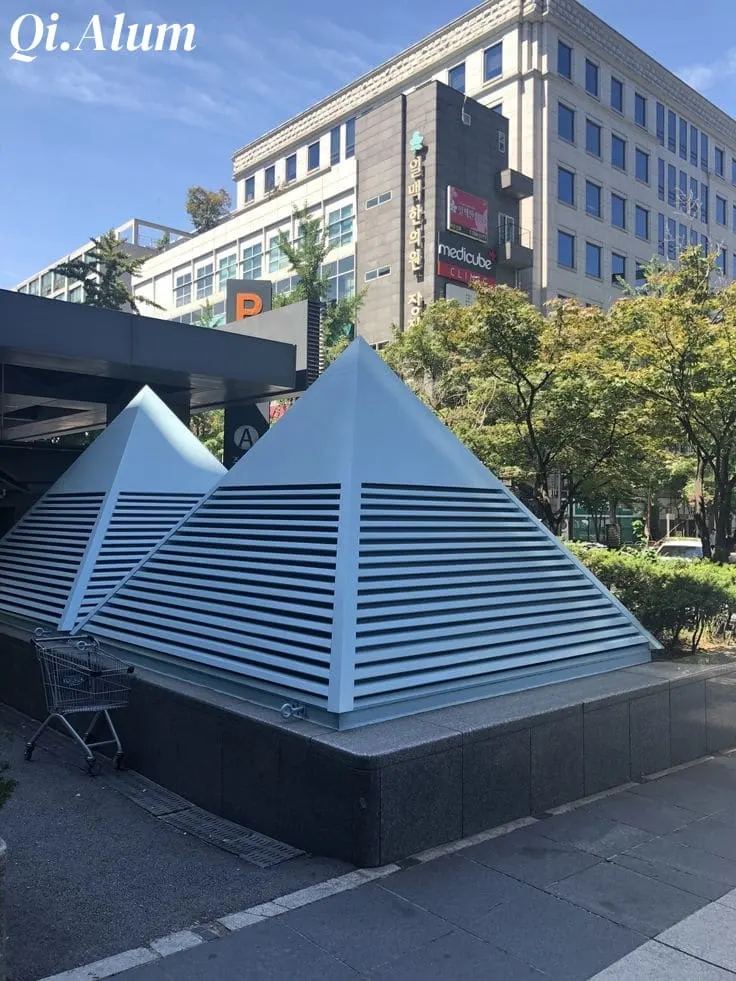 Comment réduire les coûts de maintenance des panneaux en aluminium monocouche revêtus de PVDF — Foshan Qi Aluminum Decorative Materials Co. Ltd