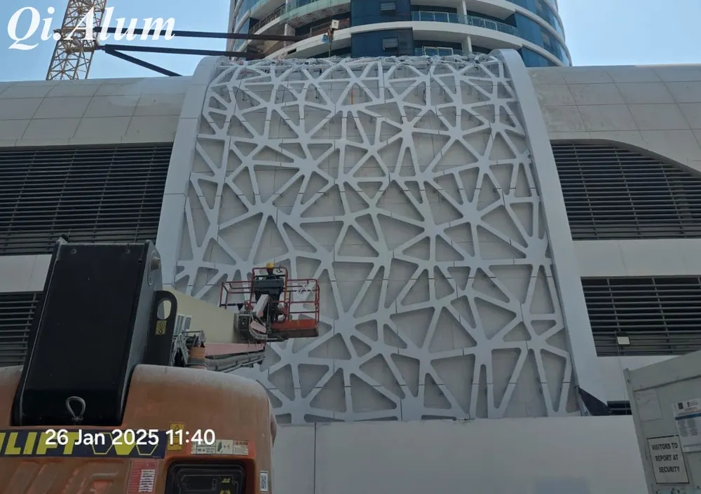 Quelles sont les différences d'effets décoratifs entre les panneaux alu assemblés et les tubes carrés en aluminium ? — Foshan Qi Aluminum Decorative Materials Co. Ltd