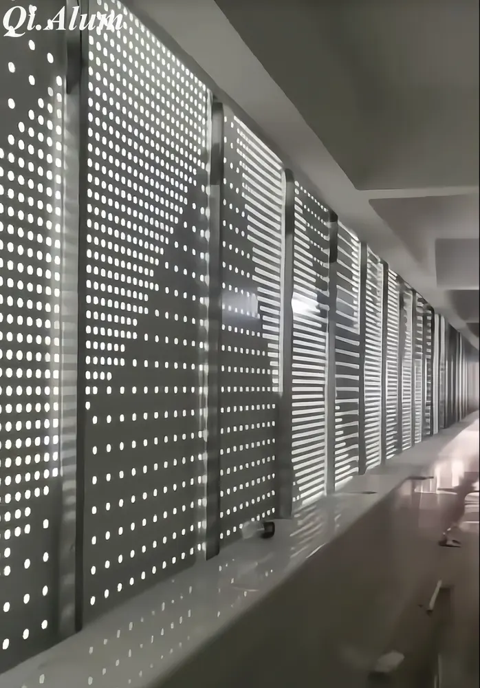 Solutions d'éclairage innovantes : systèmes d'éclairage à panneaux perforés en aluminium — Foshan Qi Aluminum Decorative Materials Co., Ltd