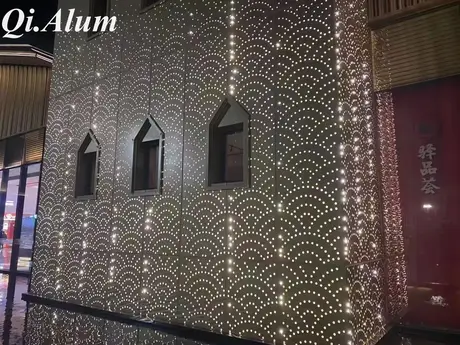 Panneaux en aluminium perforés avec éclairage intégré LED – Où fonctionnalité et design futuriste se rencontrent