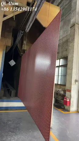 Tendances modernes en conception architecturale : panneaux en aluminium perforé rouge et pots métalliques élégants