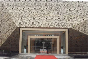 Clôture en panneau aluminium massif, panneau mural en aluminium massif, tôle métallique perforée en aluminium, carreaux de plafond en aluminium, grille de plafond en aluminium, plafond en alliage d'aluminium, écrans en aluminium mashrabiya, tôle d'aluminium percée.